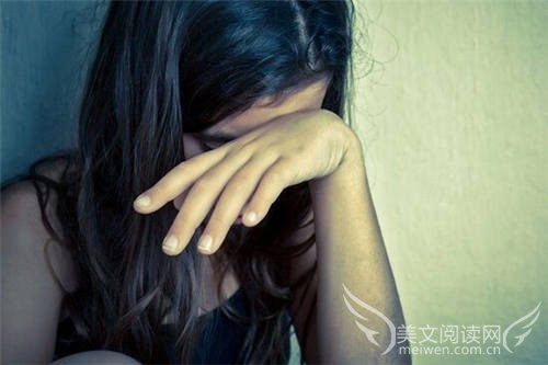 女大学生表白受挫 雨中自虐“暴走”躺地求死