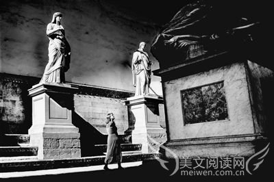 古老的雕塑如何与现代城市风格相融合
